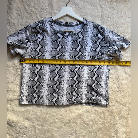 Hollister Snake Print Short Sleeve Crop top - Picture 4 of 5